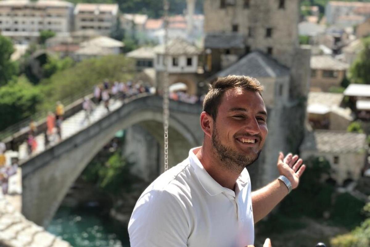 un uomo in piedi davanti a un ponte