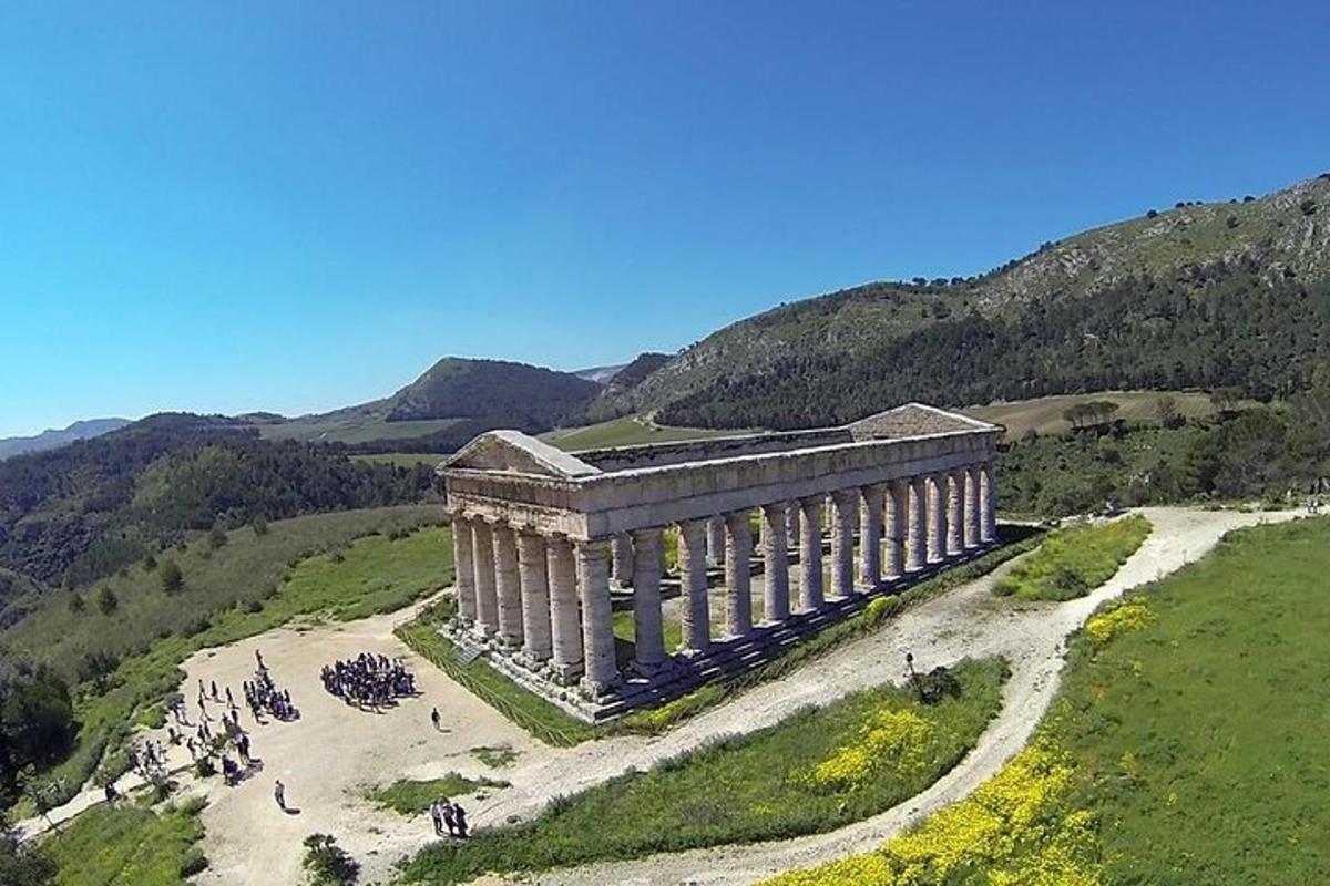 una vista aérea de un edificio en la cima de una colina