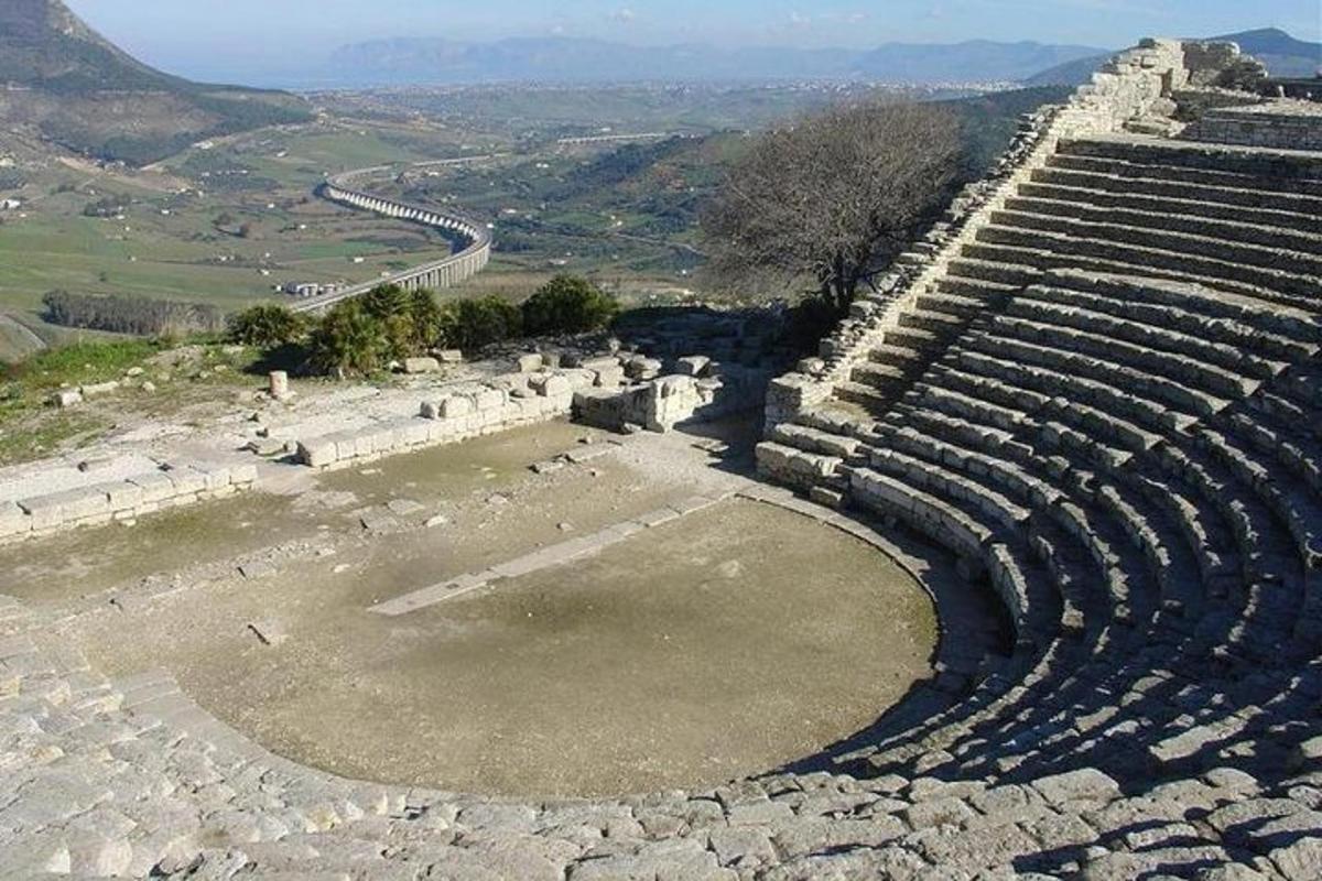 um antigo anfiteatro com vista para um vale