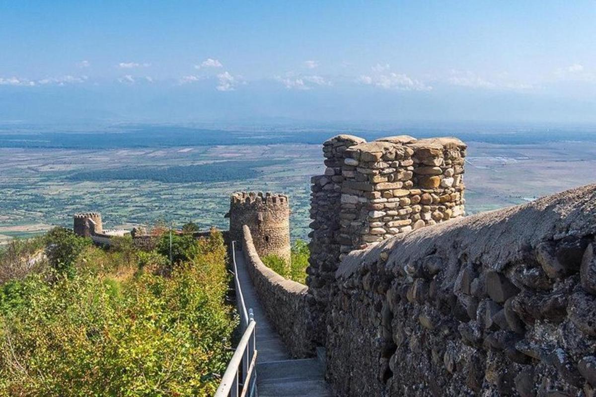 eine Steinmauer mit einem Gehweg auf einem Berggipfel