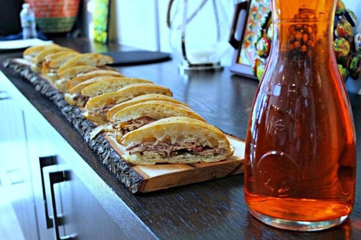 vrsta sendvičev na deski za rezanje poleg steklenice