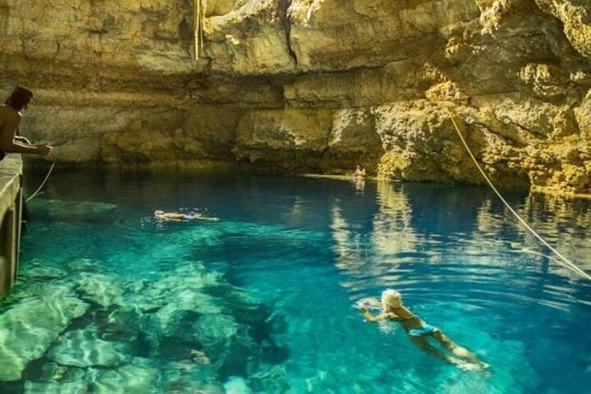 un home és en una bassa d'aigua blava