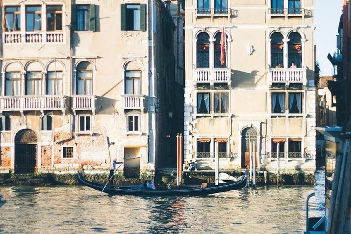 una góndola en un canal davant d'edificis