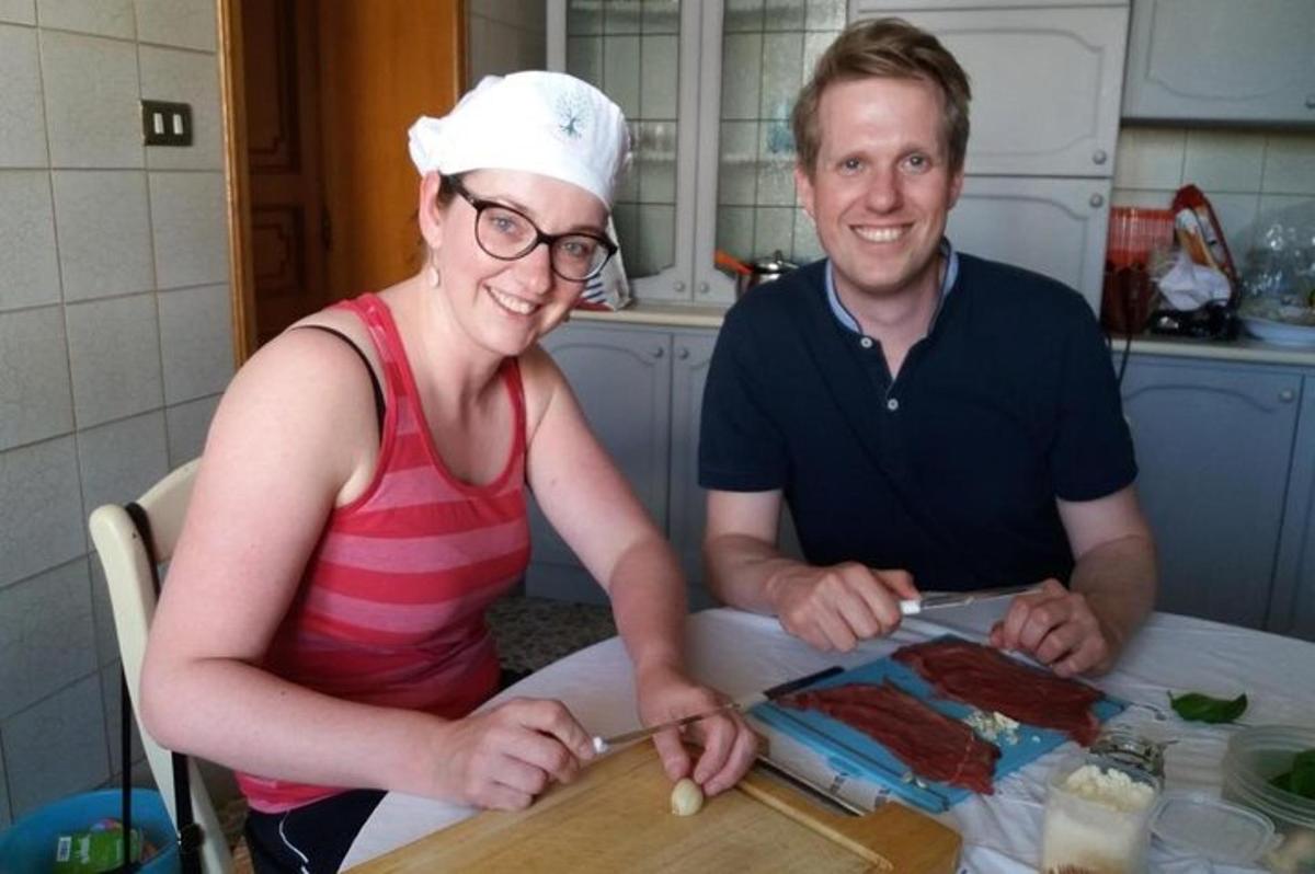 een man en een vrouw die vlees op een tafel snijden