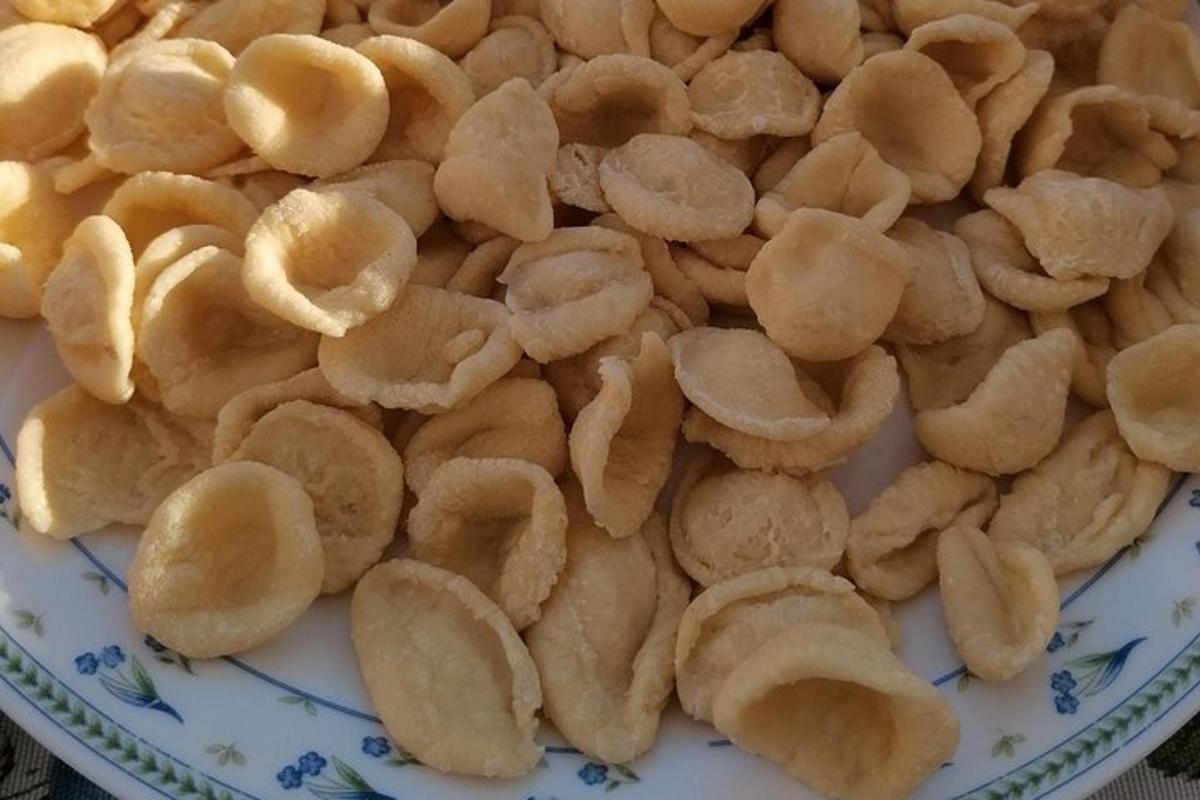 een stapel cashewnoten op een bord op tafel