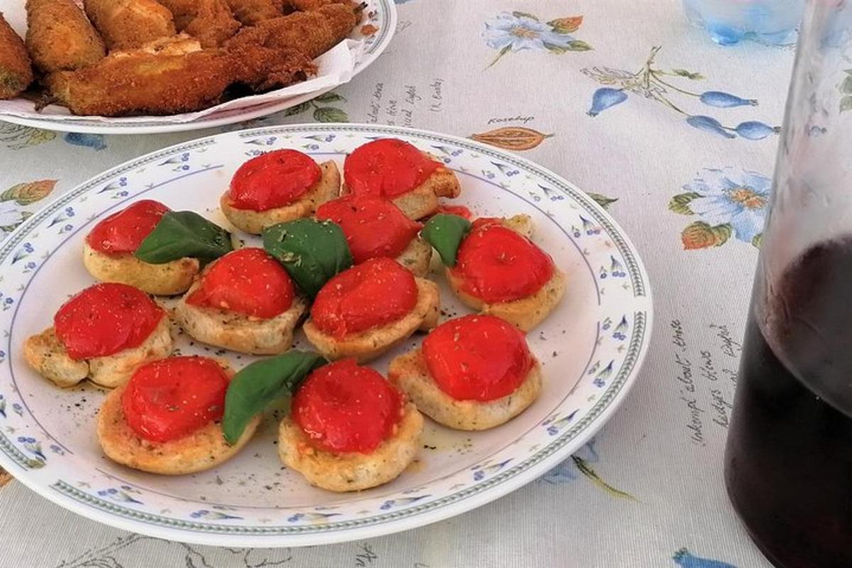 egy tányér előétel paradicsommal és zöldpaprikával