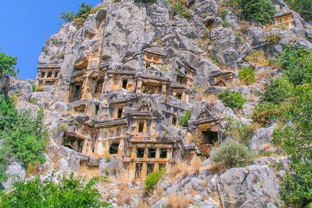 un edificio sul fianco di una montagna