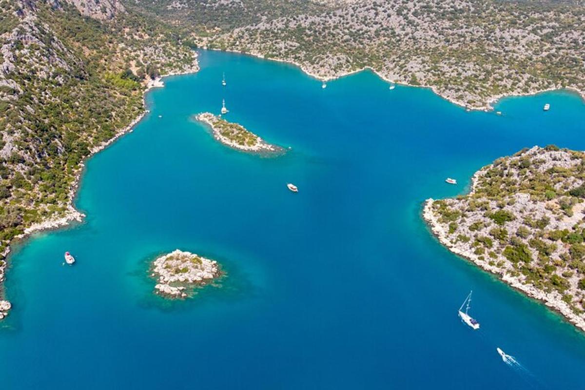 una vista aerea di un lago con barche al suo interno