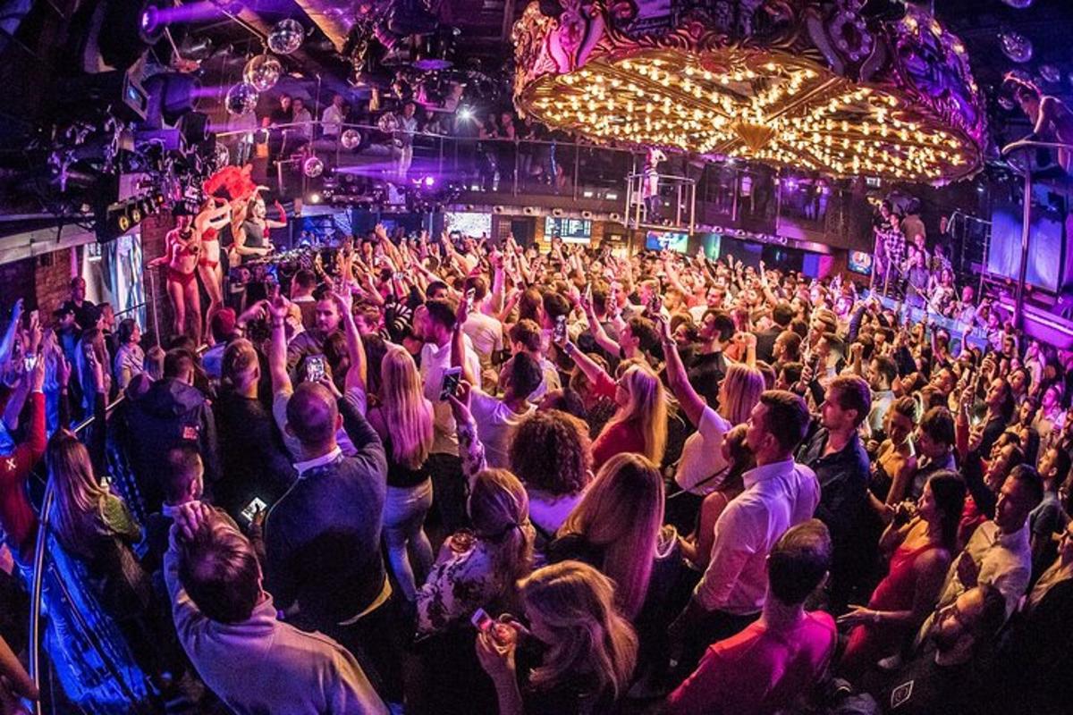 en folkemengde som danser på en nattklubb