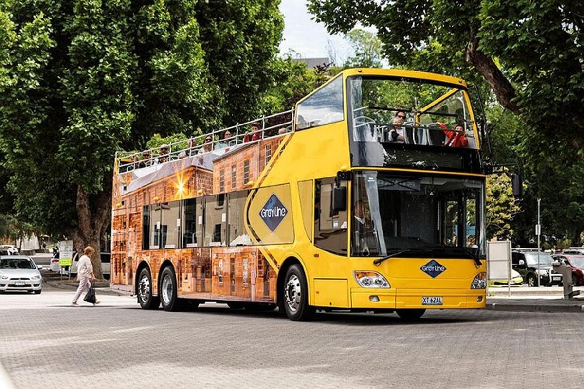 un autobus giallo a due piani che percorre una strada