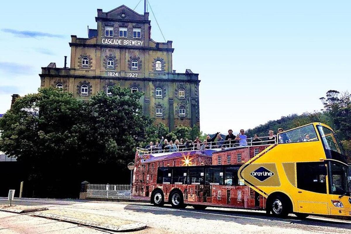 um ônibus de dois andares com pessoas no topo