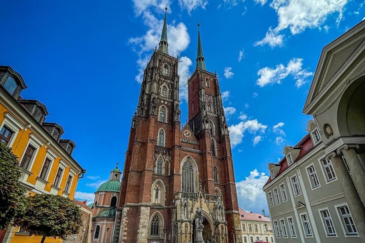 kõrge hoone kellatorniga linnas
