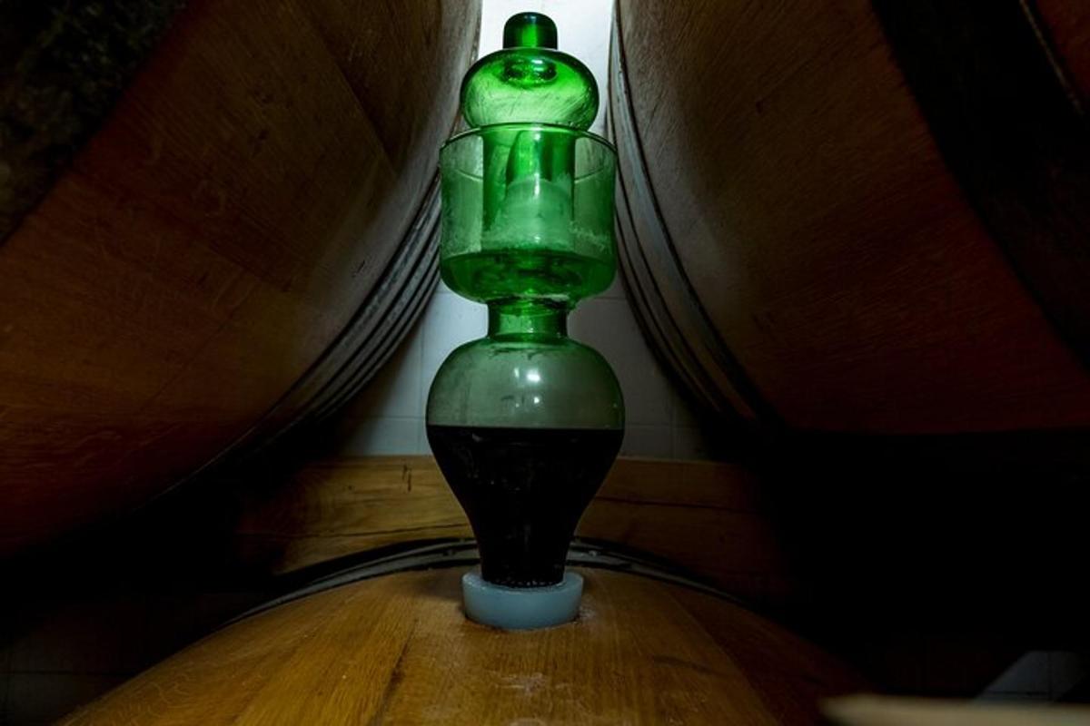 un vaso di vetro verde appoggiato su un tavolo
