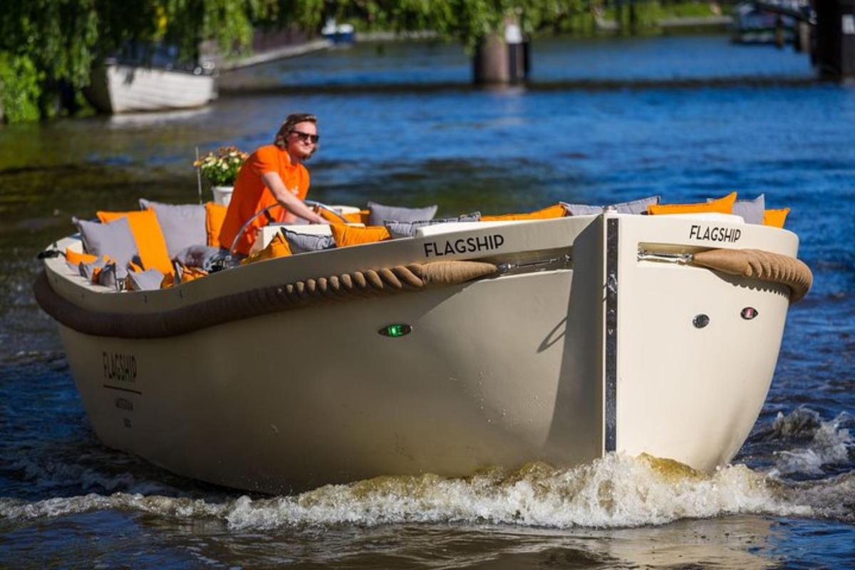 um homem em um barco na água