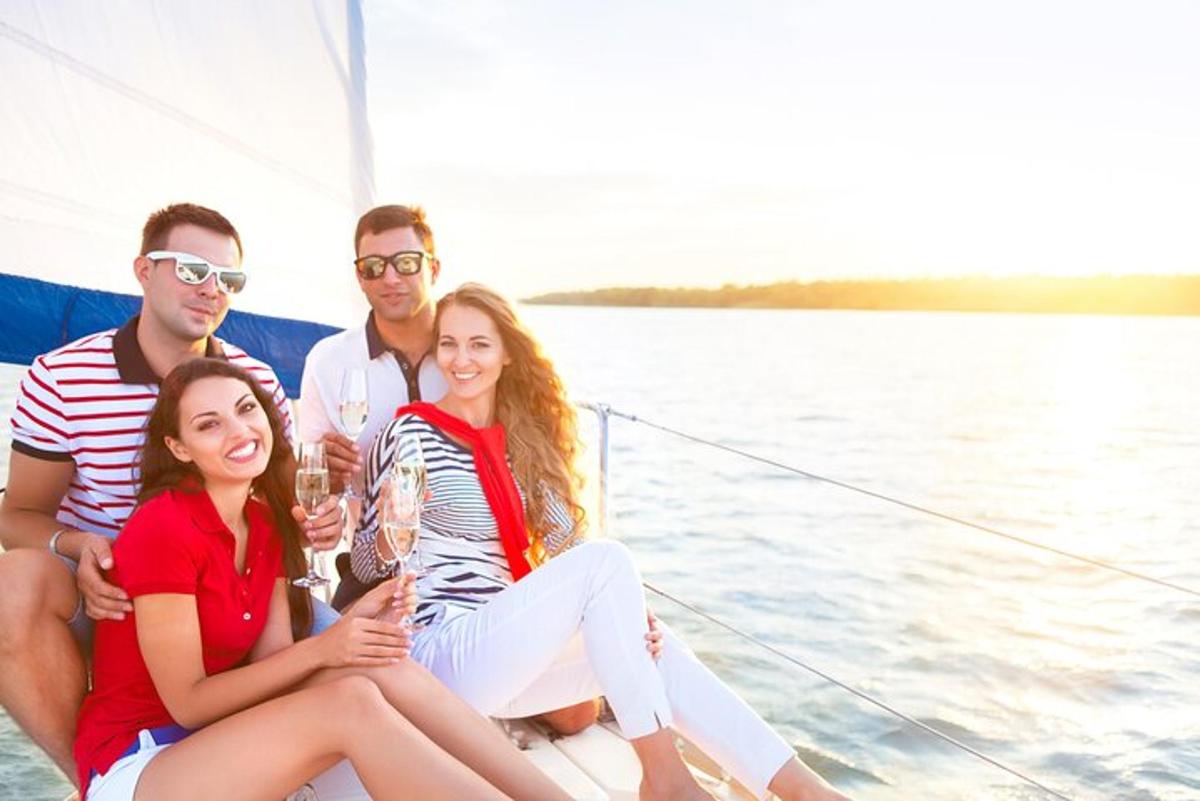 um grupo de pessoas sentadas em um barco