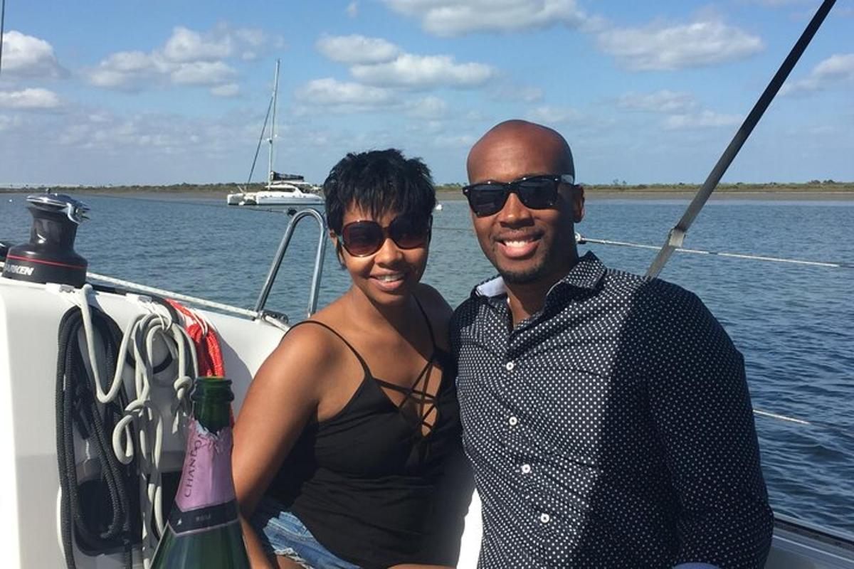 um homem e uma mulher em um barco na água