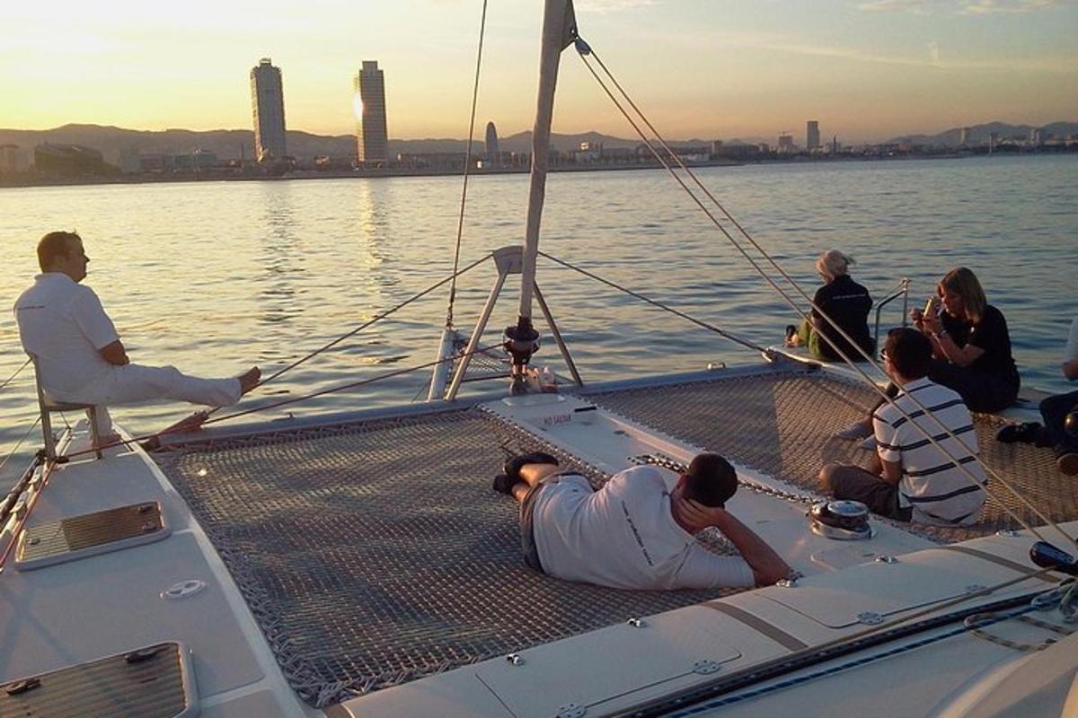 un gruppo di persone sedute sul ponte di una barca a vela