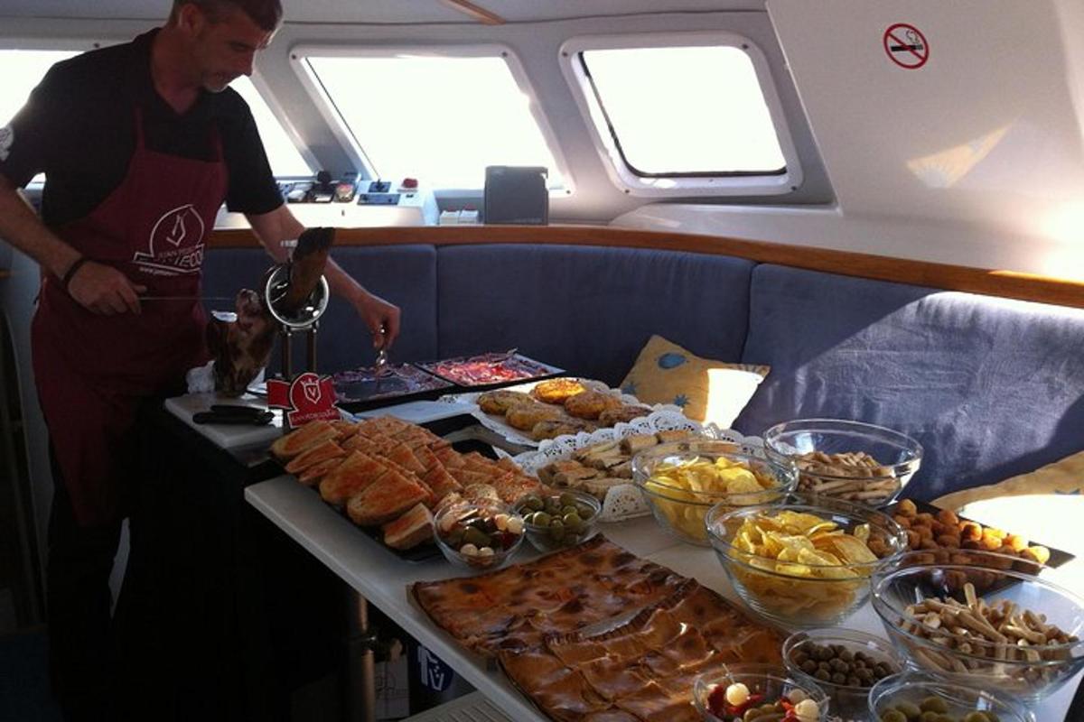 un uomo in piedi accanto a un tavolo pieno di cibo
