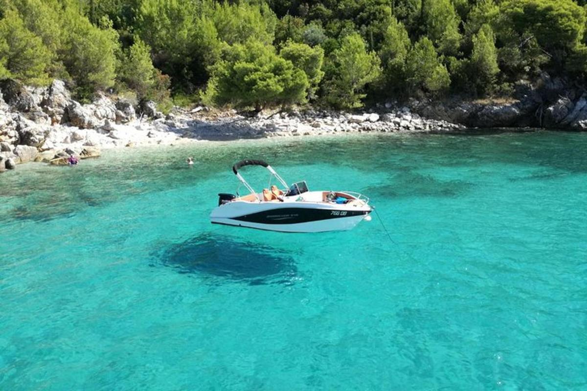 una barca in mezzo a uno specchio d'acqua