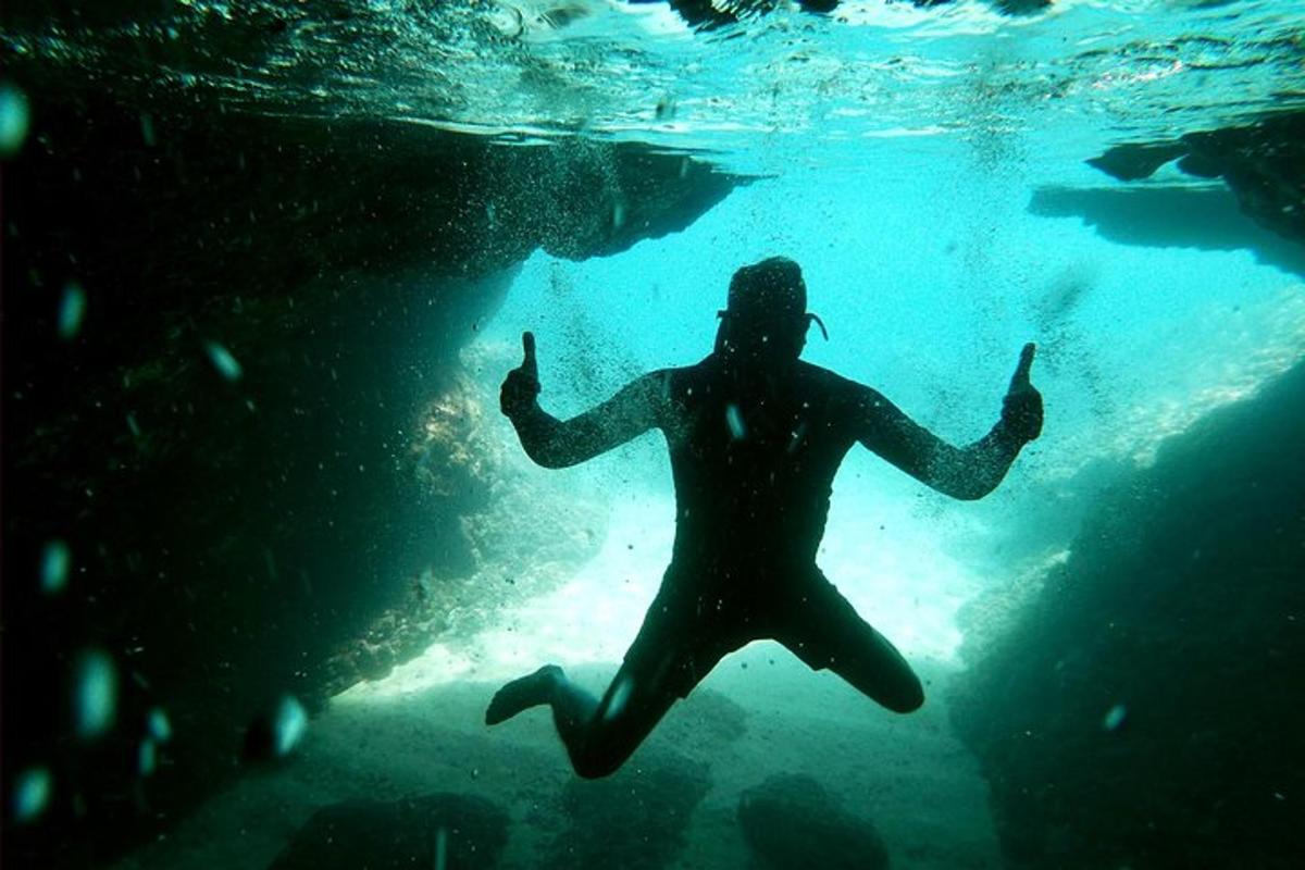 un uomo sta nuotando nell'acqua