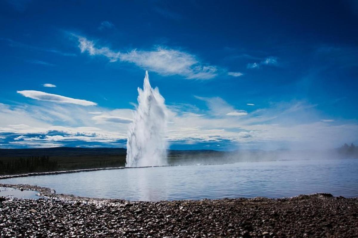 una fontana in mezzo a uno specchio d'acqua