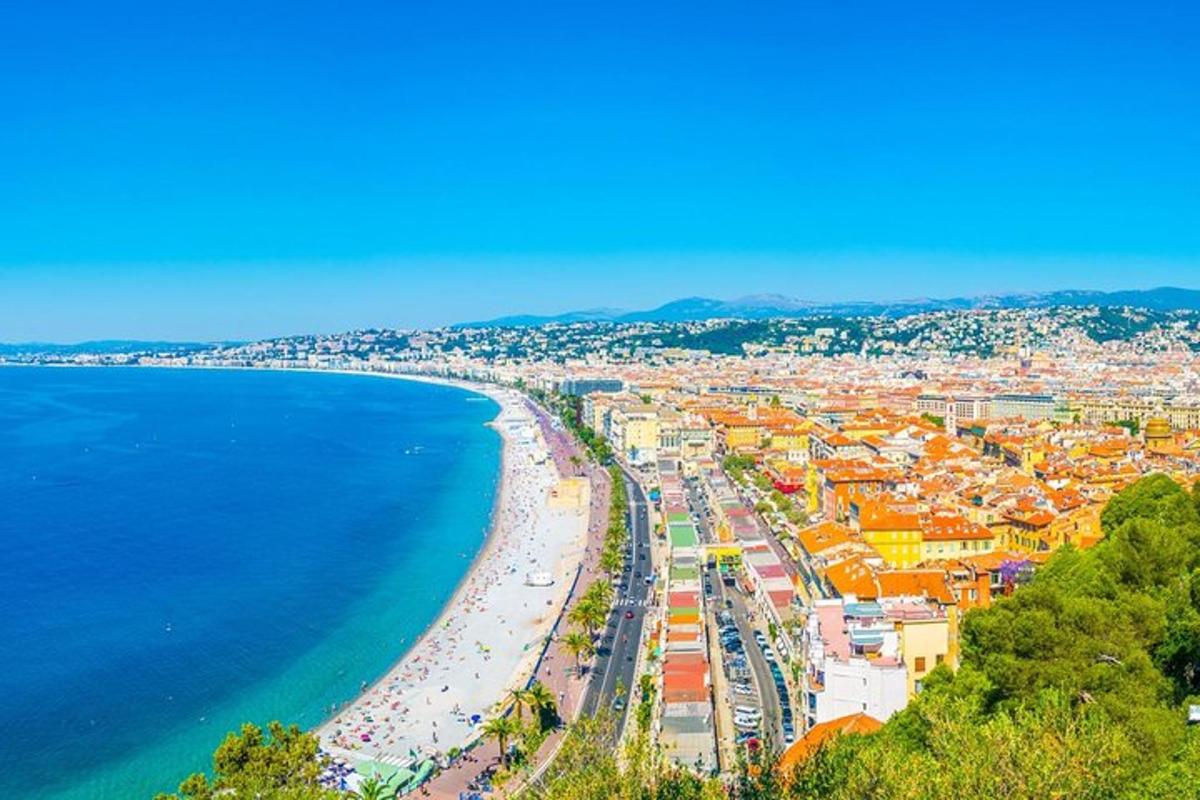 una vista di una spiaggia e dell'oceano