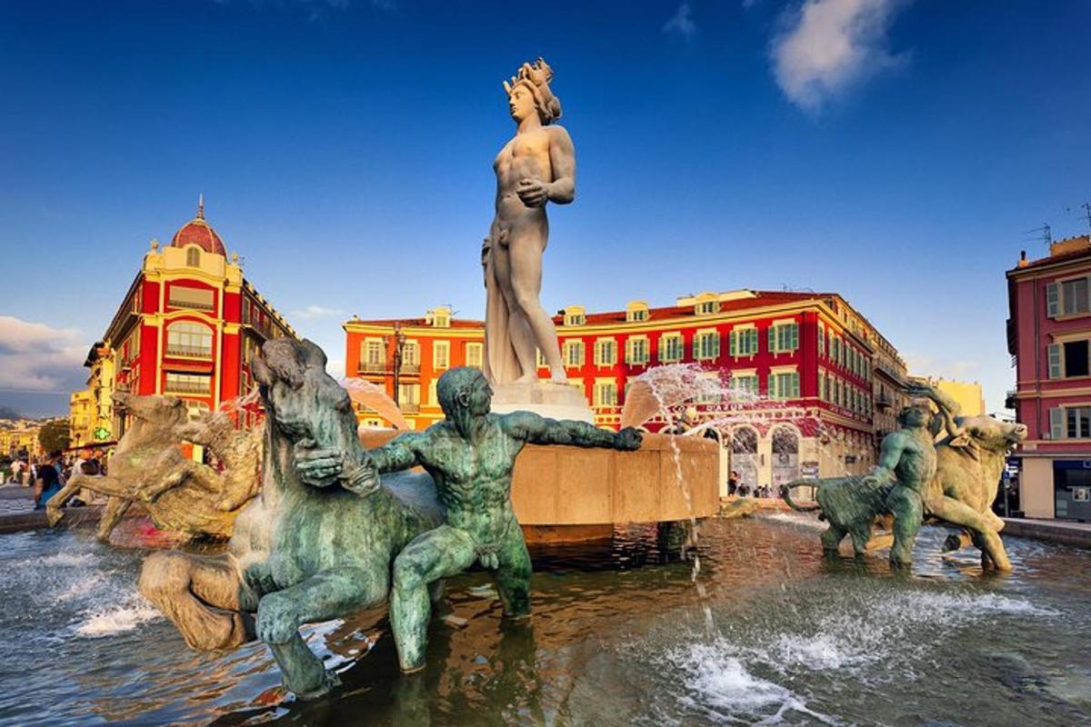 una statua al centro di una fontana