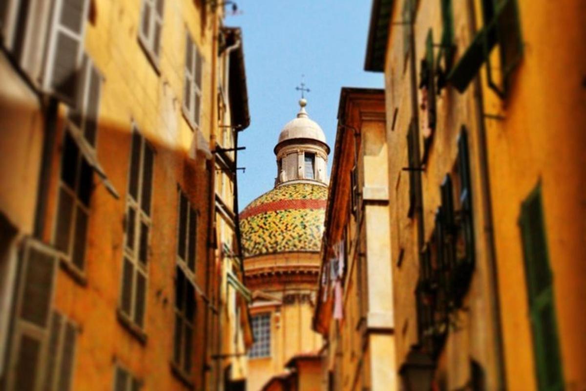 un edificio con una torre dell'orologio in cima