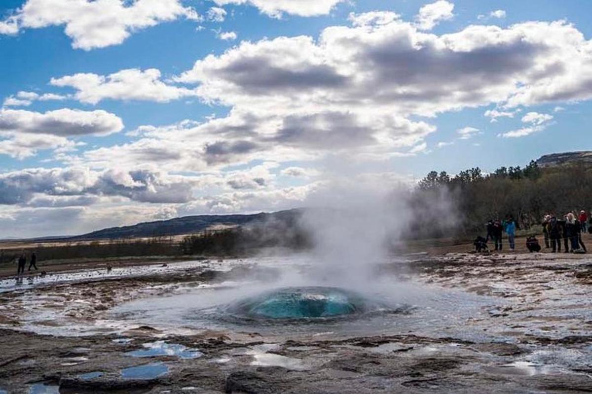 un geyser di vapore in mezzo a un fiume