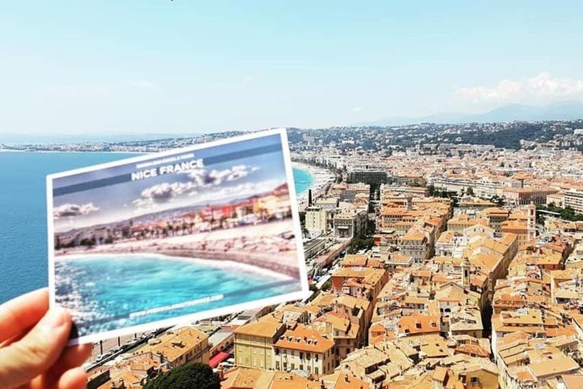 una persona che tiene in mano una foto di una spiaggia