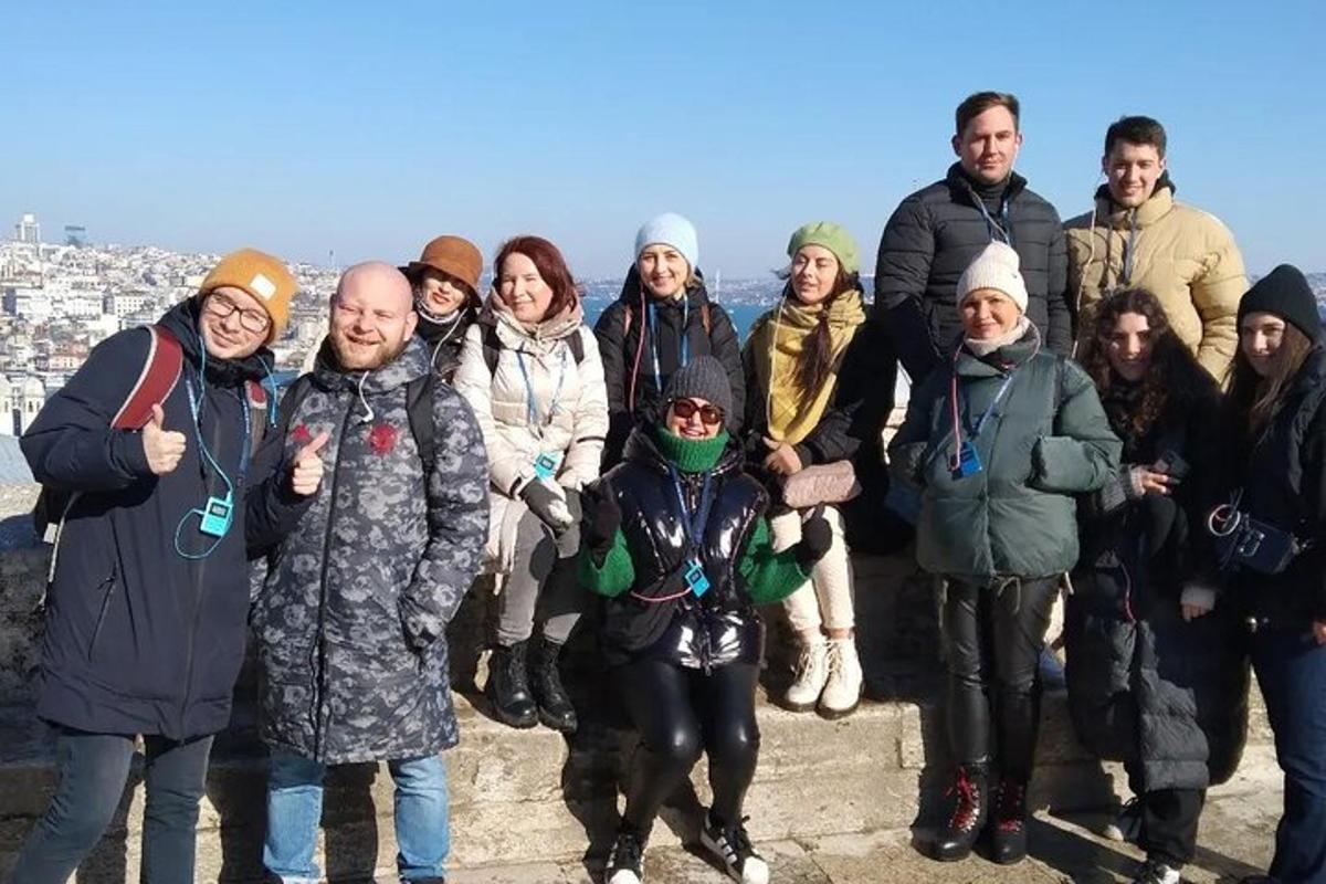 група људи позира за фотографију на планини