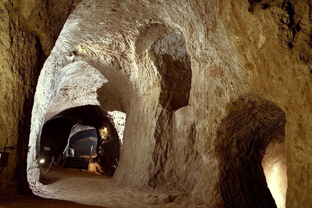 un túnel en una cova amb un cotxe a dins
