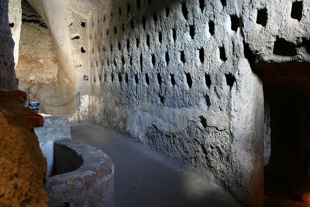 una habitació amb una paret de pedra i una paret amb forats