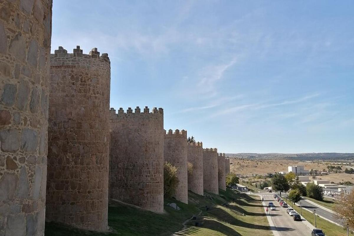 Una hilera de castillos con una carretera al fondo