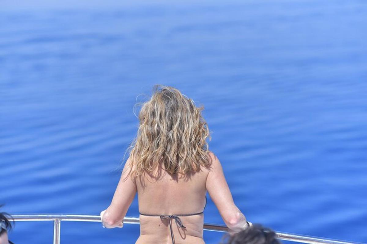 en kvinne i bikini på en båt i vannet