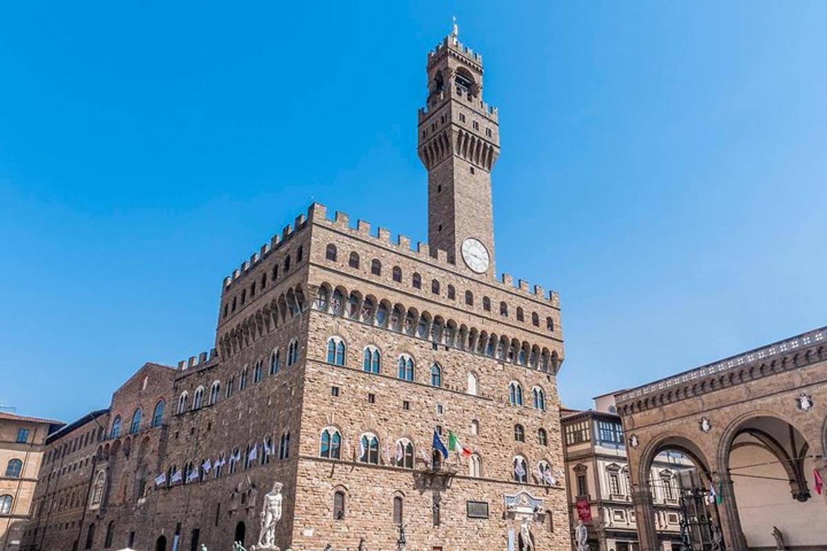 un edificio con una torre dell'orologio in cima