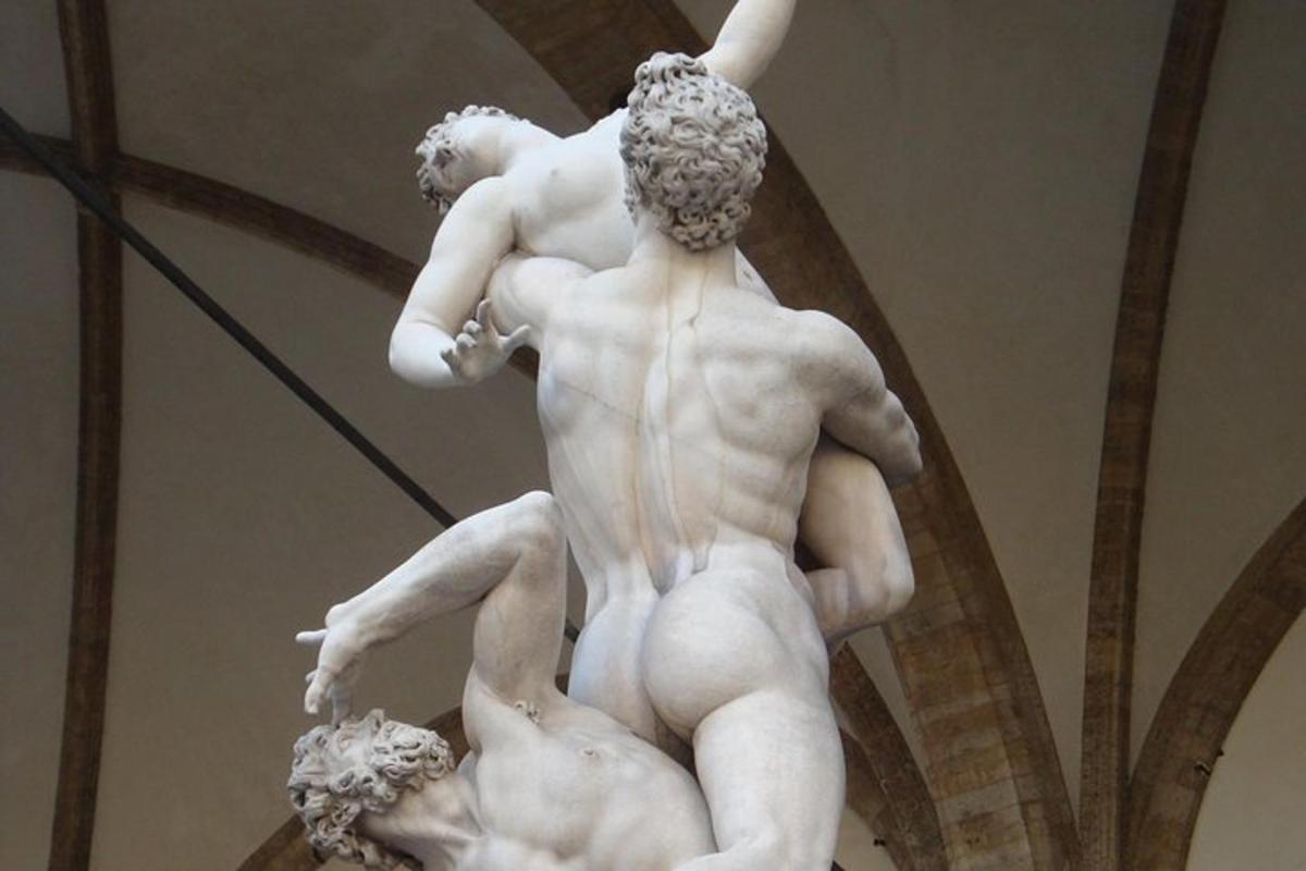 una statua di un uomo con un bambino sulla schiena