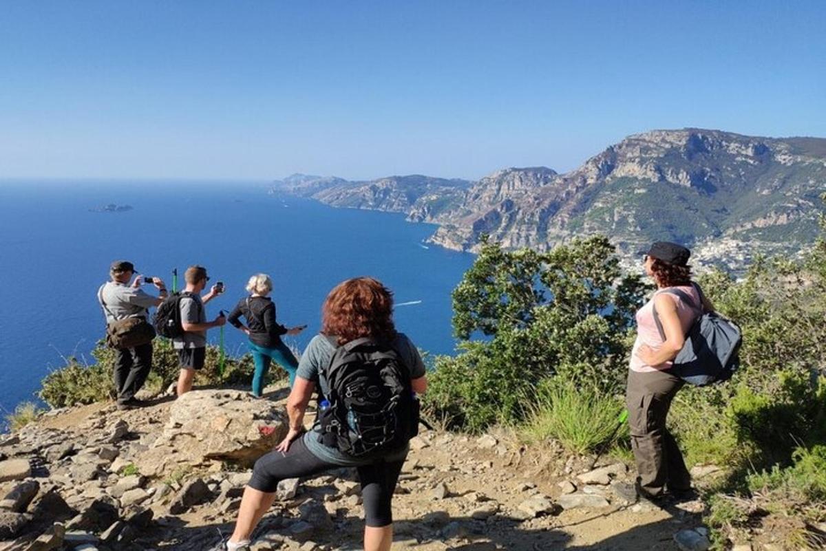 un grup de persones dempeus al cim d'una muntanya