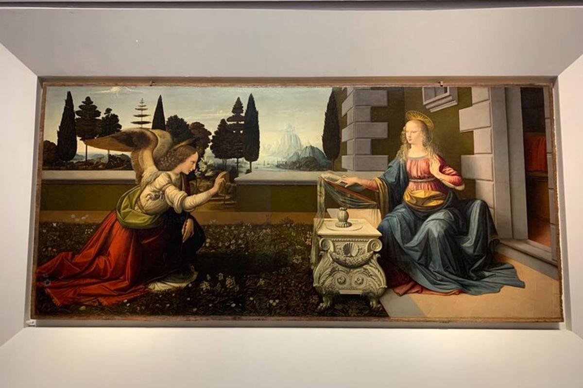 uma pintura de duas mulheres em uma parede