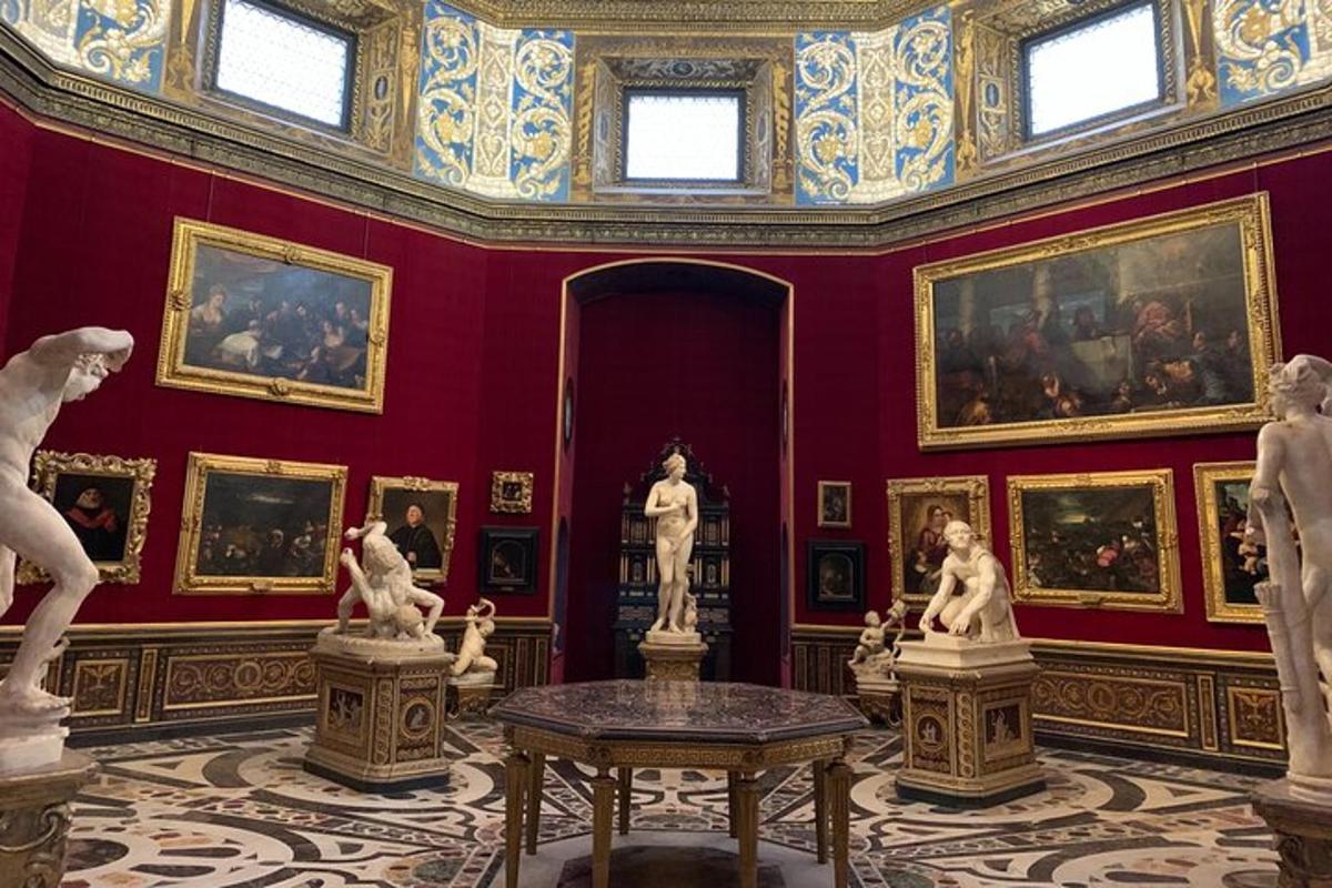 uma sala com estátuas e pinturas nas paredes