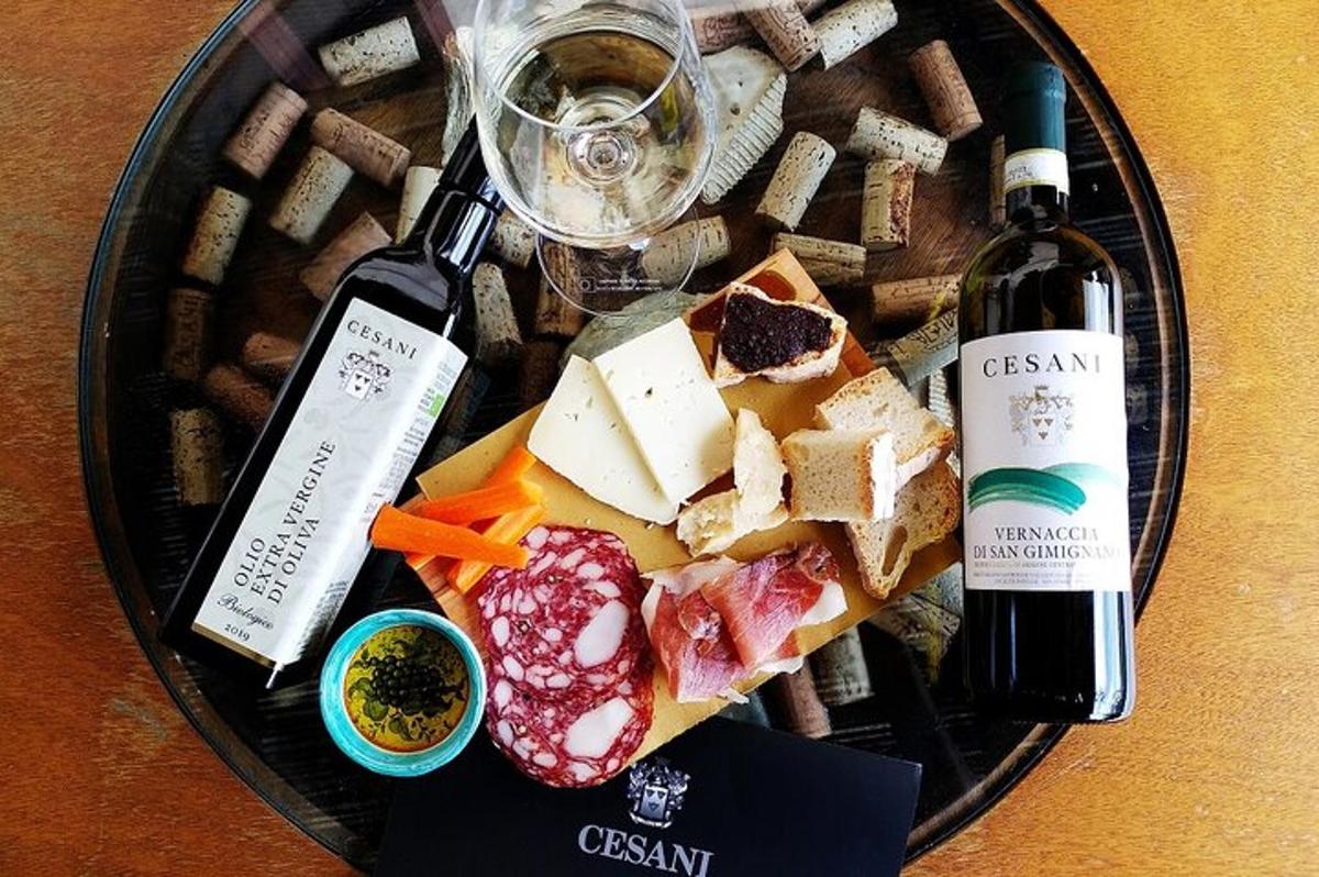 un piatto di cibo con una bottiglia di vino e formaggio