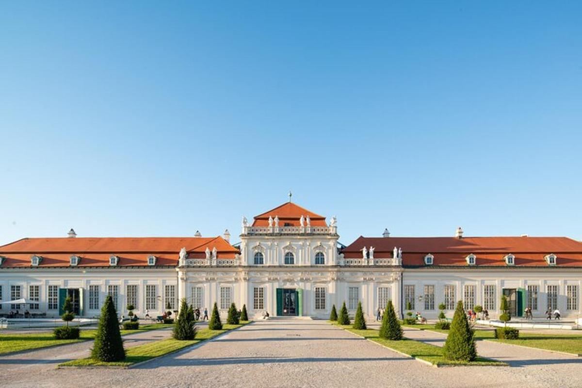 un gran edifici blanc amb una teulada vermella