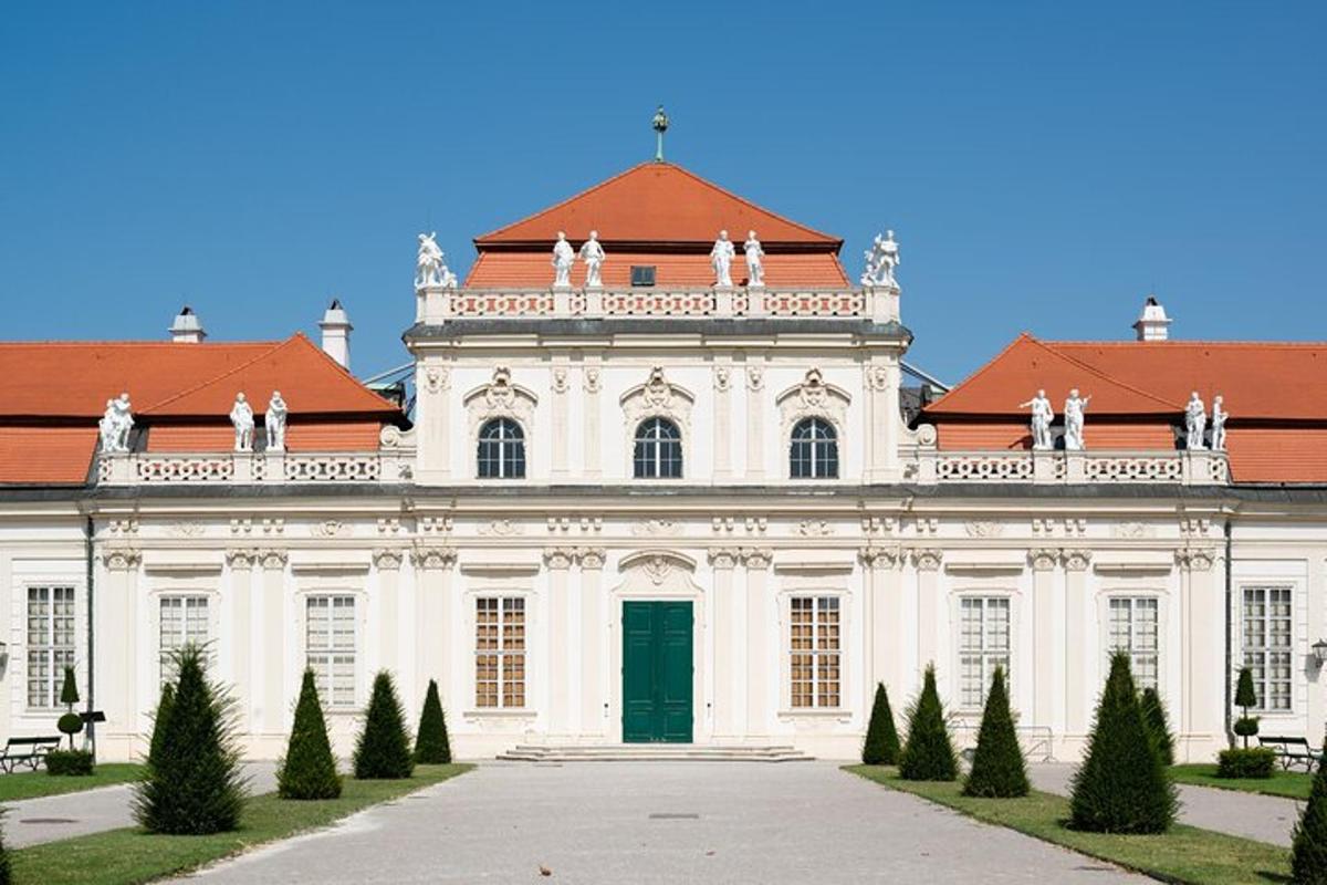un gran edifici blanc amb una porta verda