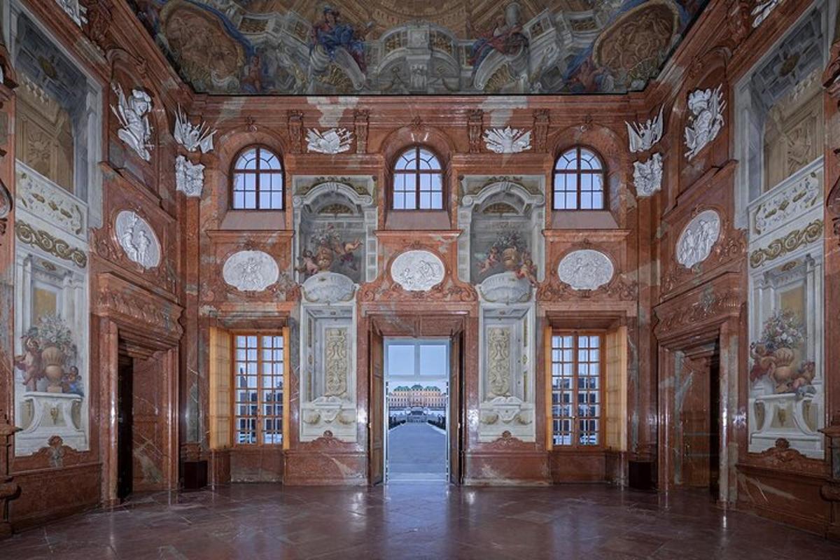 una gran sala amb pintures a les parets d'un edifici