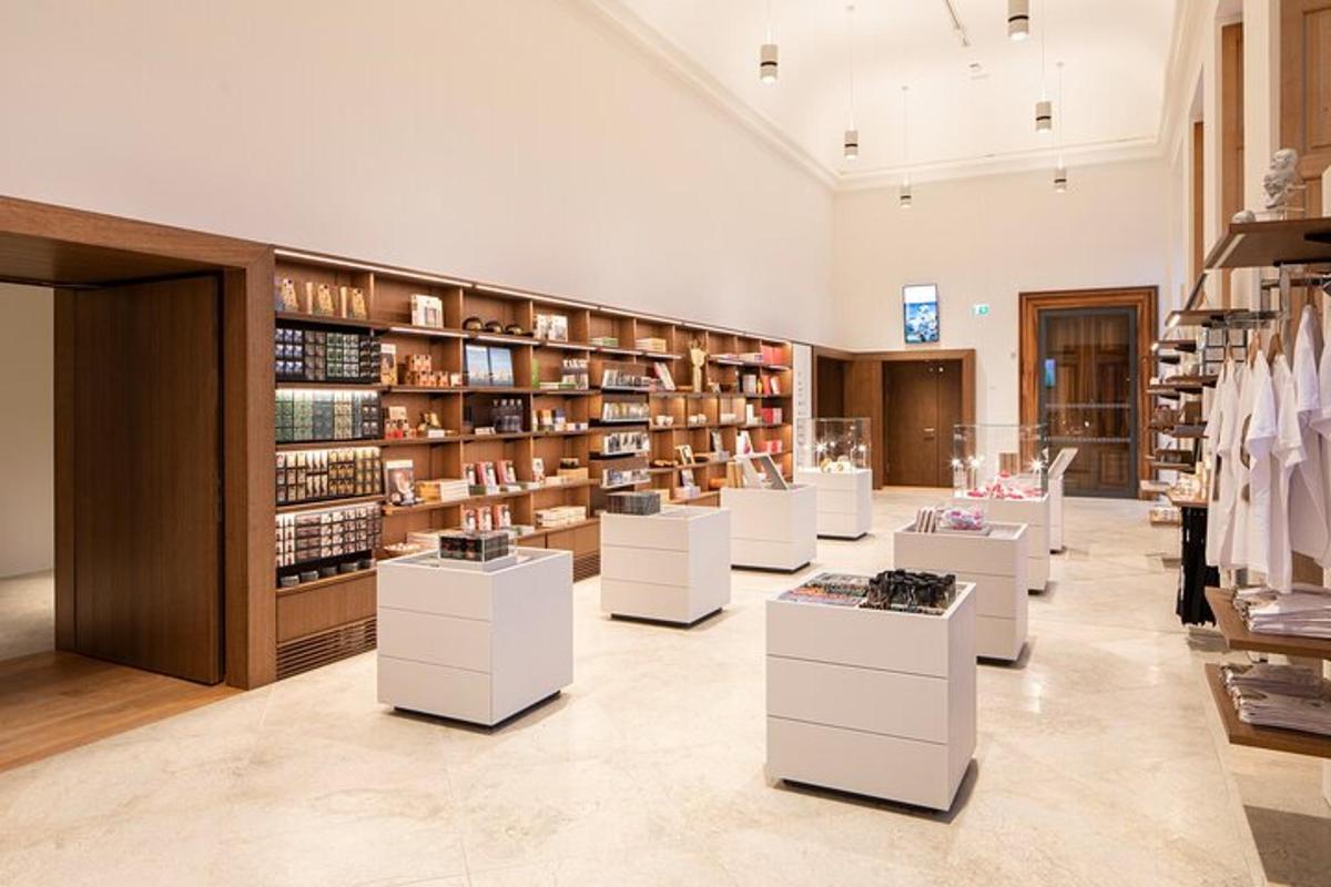 una botiga amb taules blanques i prestatges de llibres