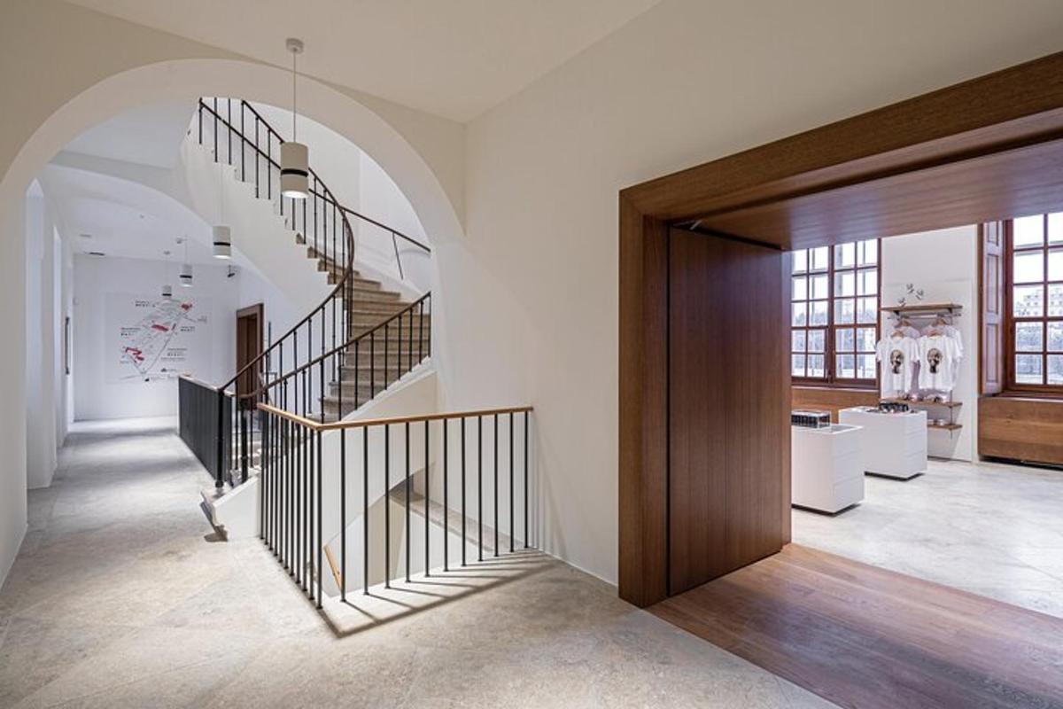 un passadís amb una escala de cargol en una casa