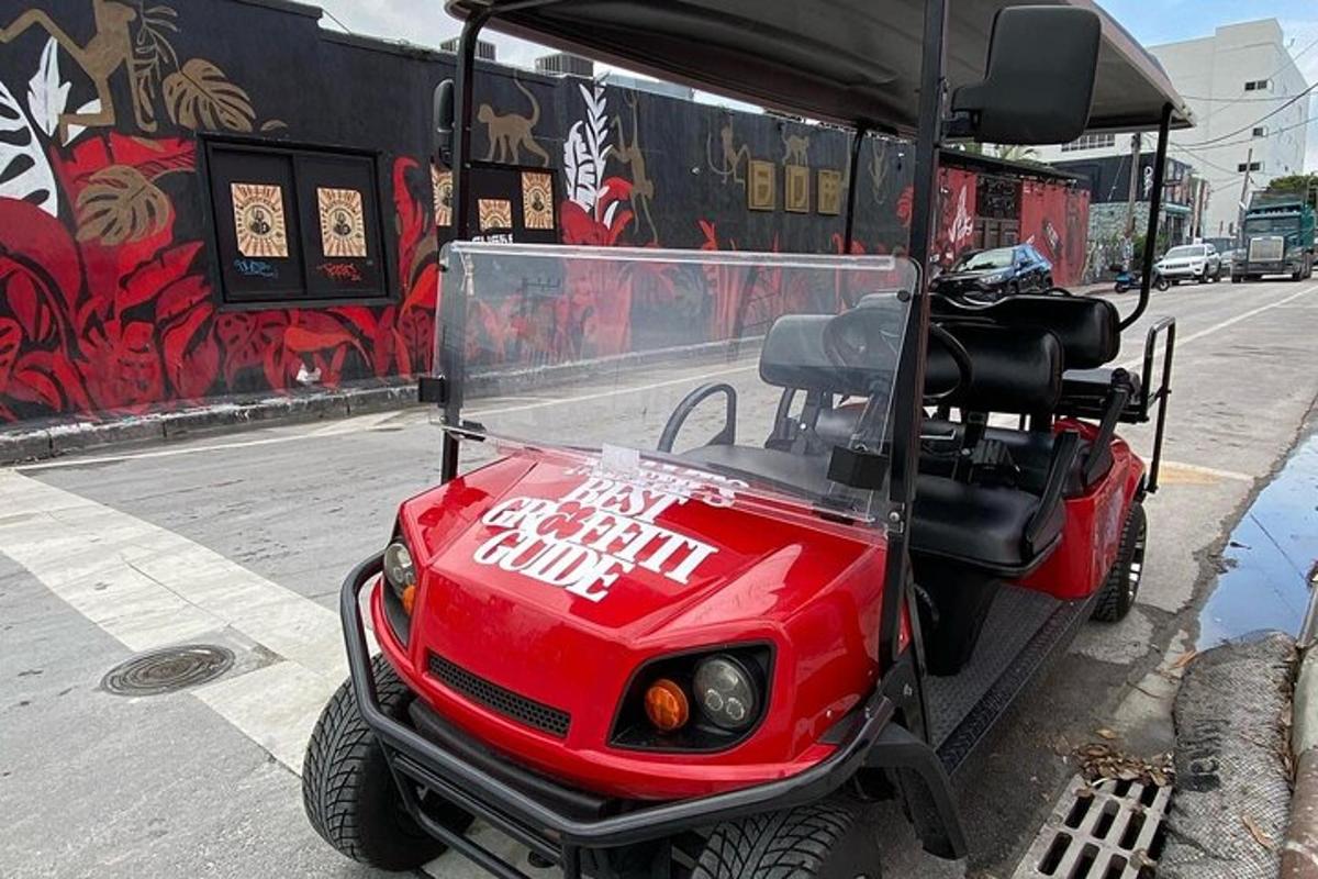 červený golfový vozík zaparkovaný na kraji ulice