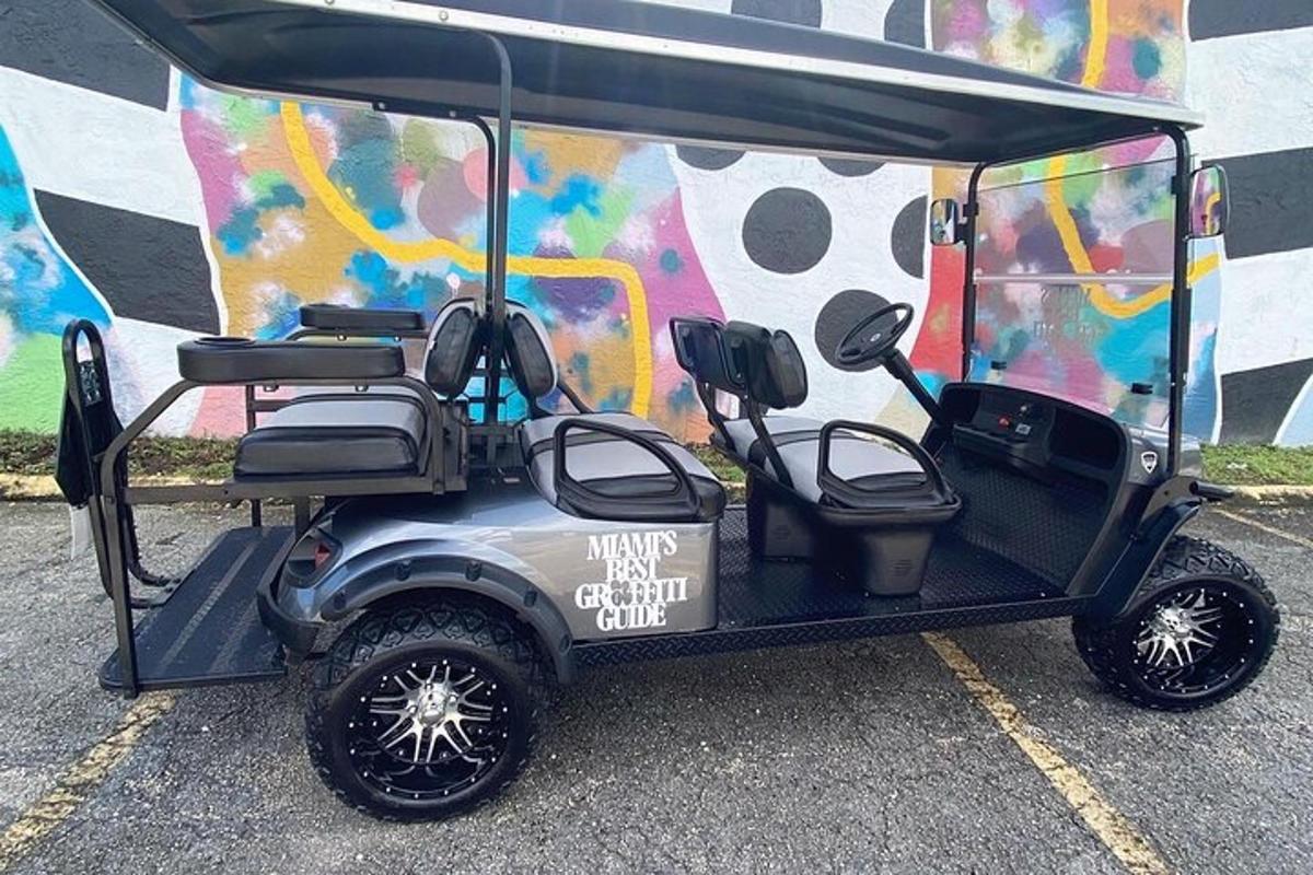un carrito de golf estacionado frente a una pared