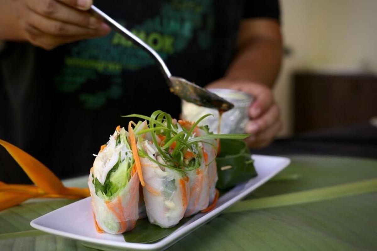 uma pessoa comendo um prato de sushi com uma colher