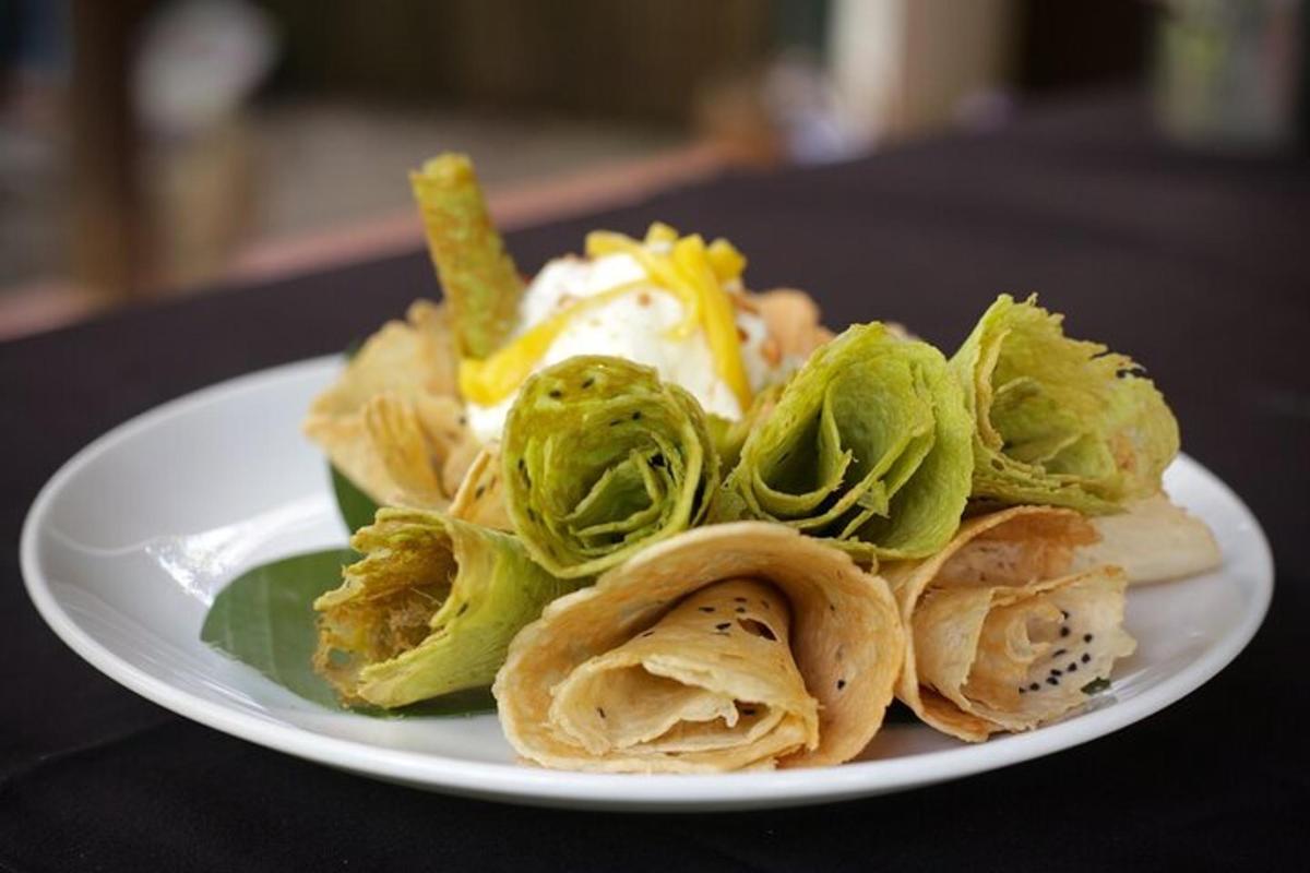 un piatto bianco di cibo su un tavolo